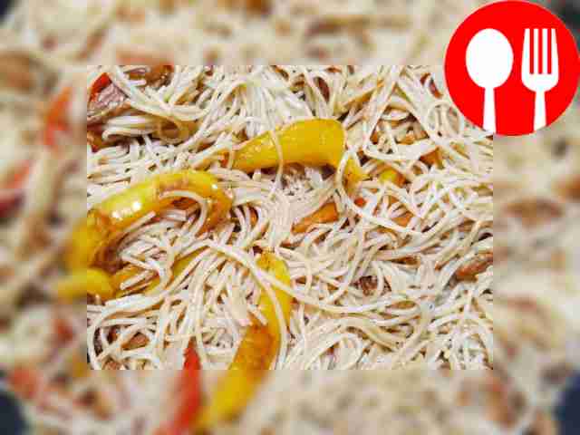 Залейте фунчозу кипятком и настойте её...