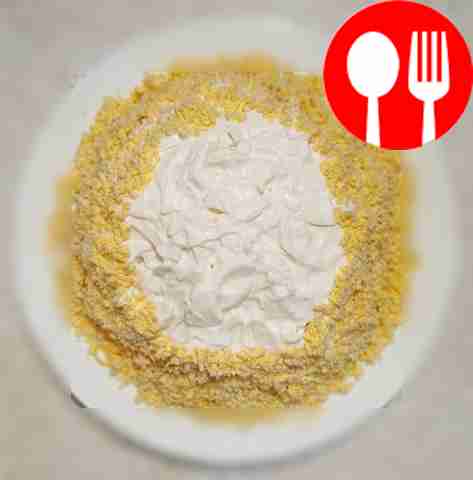 Сытный салат с крабовыми палочками и копченостями