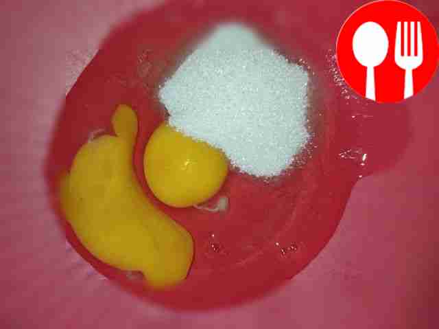 Разбейте яйца в глубокую миску и добавьте сахар.