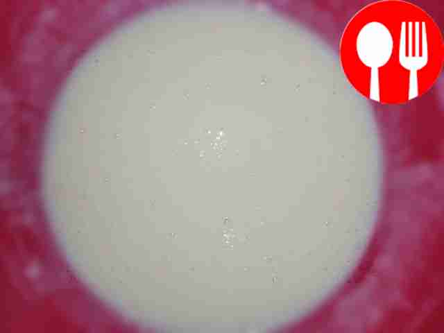 Постепенно всыпайте муку в яйца, кефир и...