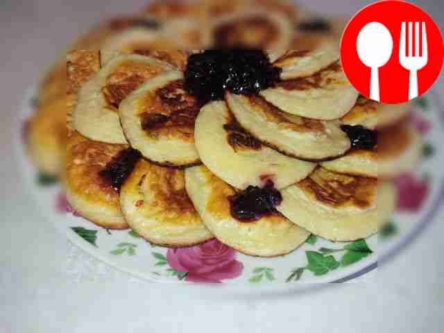 Перед подачей блюдо можно украсить вареньем и сметаной.