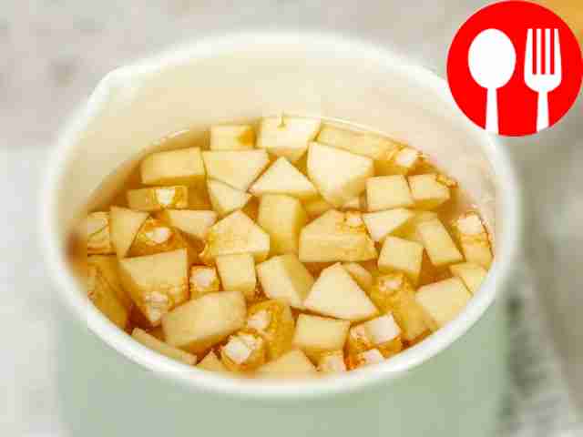 Налейте в кастрюлю две литра воды, поставьте...