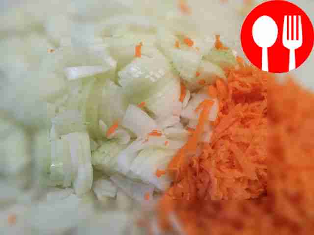 Очистите овощи, натрите морковь на терке, лук...