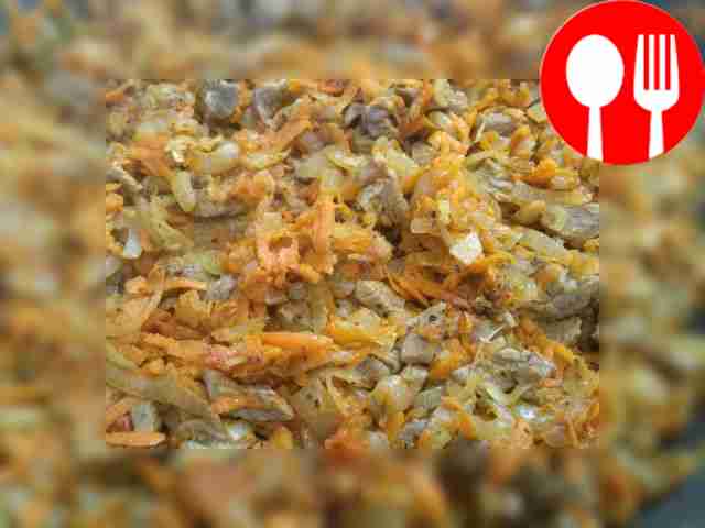 Разогретым маслом в сковороде обжариваем мясо...