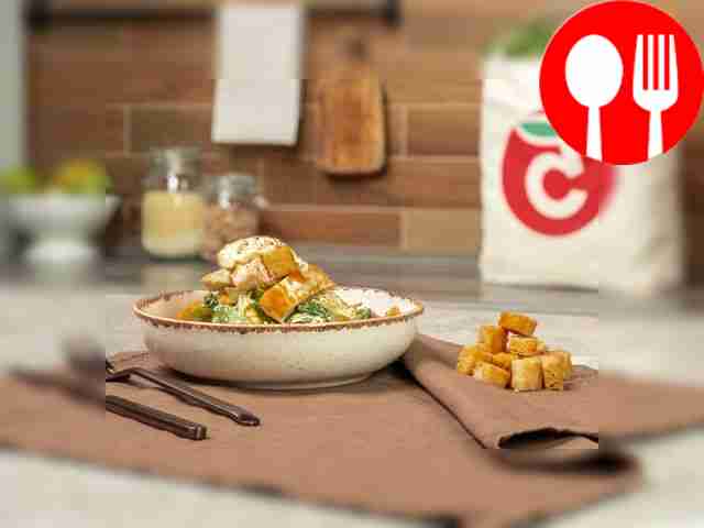 Цезарь с курицей и хрустящими сухариками