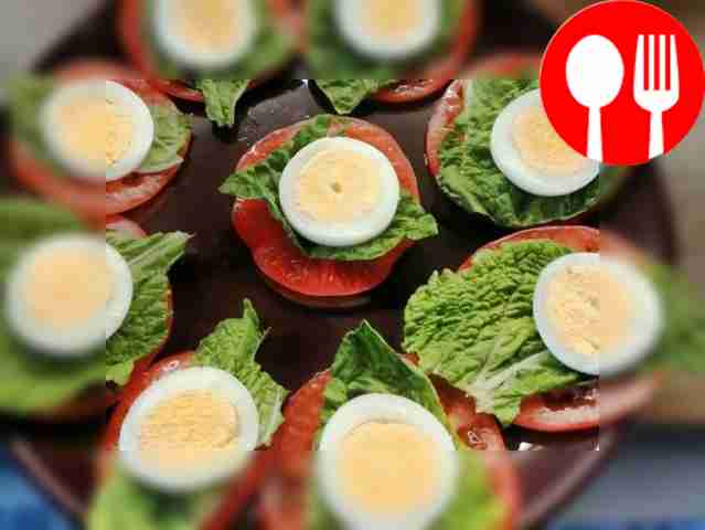 Сделайте базовую основу канапе: на тарелку...