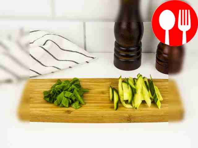 Промойте зелёный лук под проточной водой....