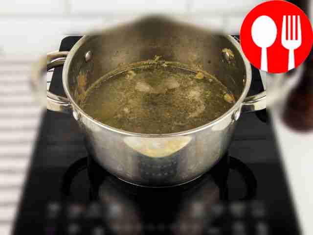 Сварите желудки, посолите их и поперчите по вкусу.