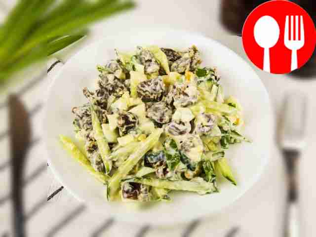 Лучше подавать салат на широкой тарелке....