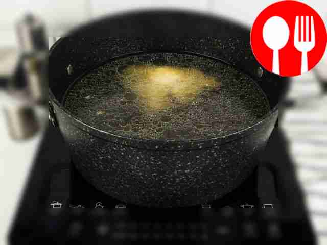 Сварите куриный бульон.