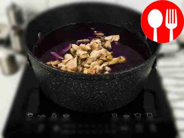 В куриный бульон добавьте свежую капусту,...