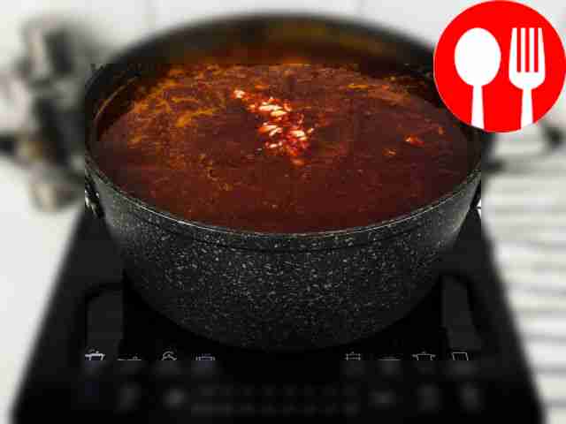 Хорошо перемешайте и вари́те борщ на медленном...