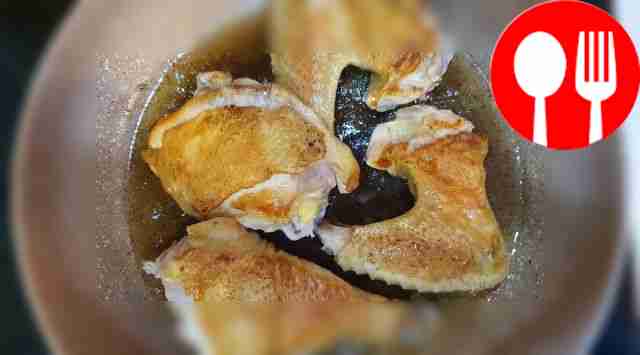 Разогрейте сковороду на сильном огне и влейте...