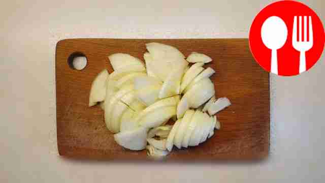 Пока курица тушится, очистите лук от шелухи....