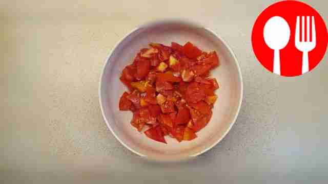 Помидоры положите на разделочную доску...