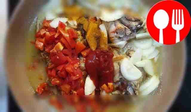 В сковороду положите курицу, добавьте...