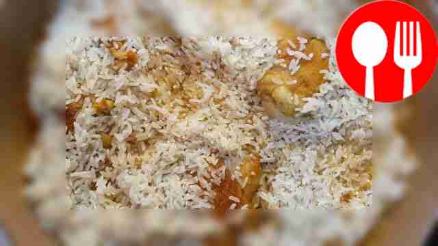 Хорошенько промойте рис и залейте его горячей...