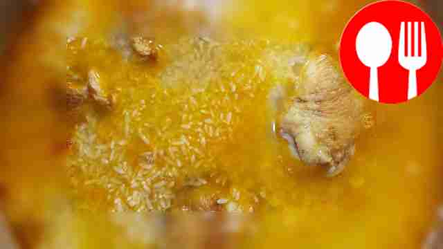 Добавьте в сковороду столько воды, чтобы ее...