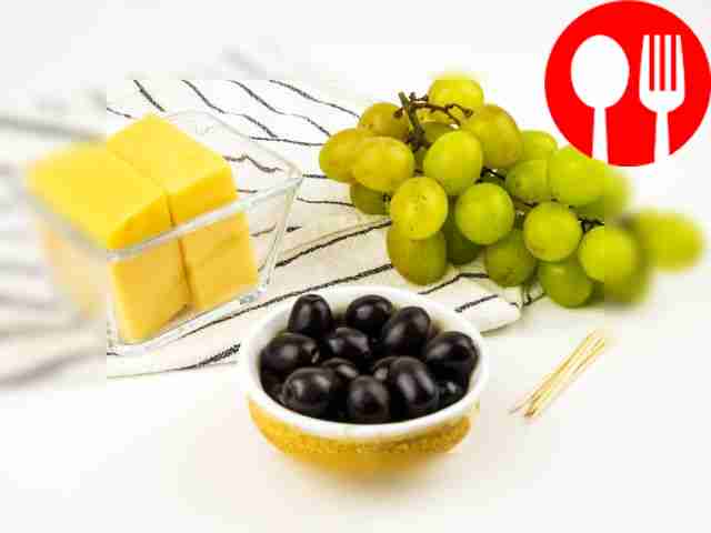 Вымойте виноград и отделите ягоды от стеблей....