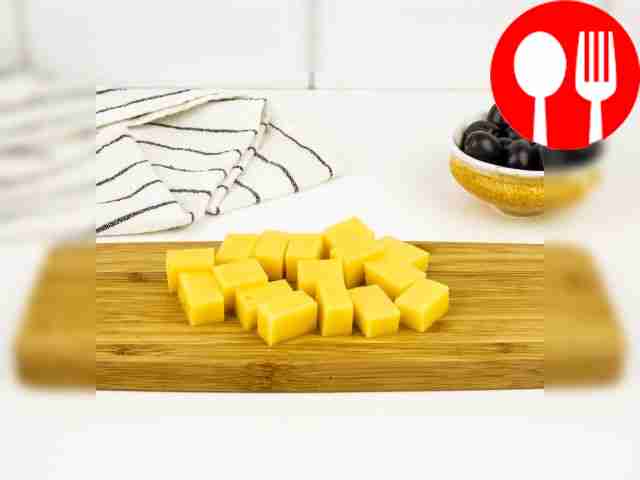Порежьте сыр на одинаковые по размеру кубики.