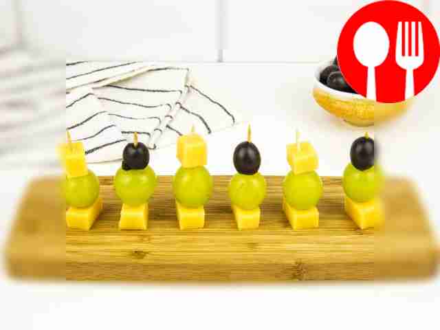 Нанизывайте на шпажки по очереди кубик сыра,...