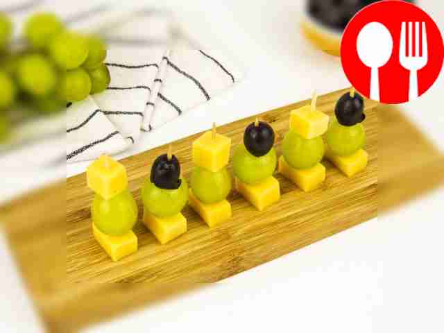 Разложите канапе на большой плоской тарелке....