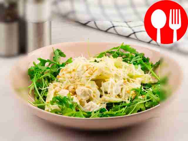 Салат с ананасом и сыром