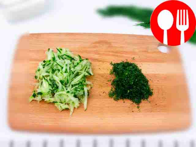 Укроп измельчите мелко, а свежий огурец...