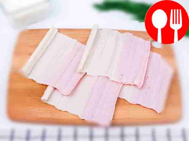 Сначала снимите упаковку с крабовых палочек,...