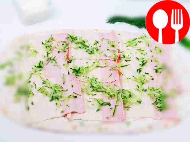 На следующем слое уложите крабовые палочки и...