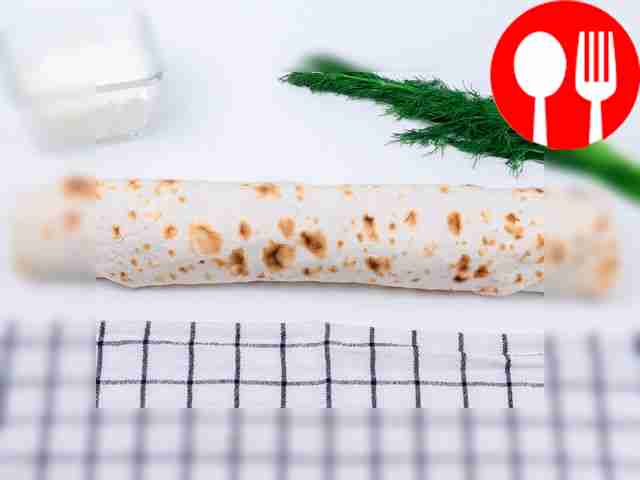 Сверните лаваш в виде трубочки и оставьте его...