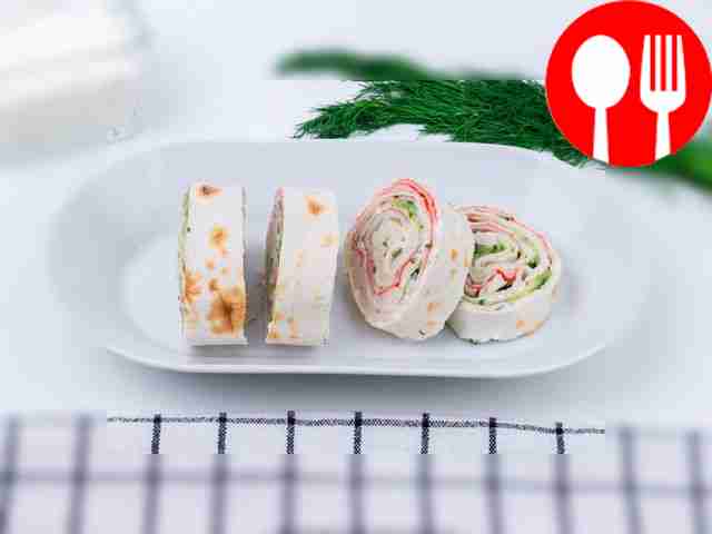 Перед подачей разрежьте рулет на порционные куски.