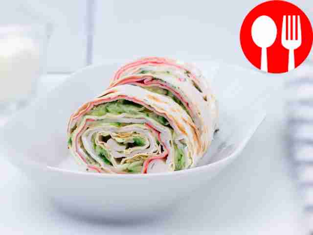 Рулет из лаваша с огурцом, крабовыми палочками и творожным сыром