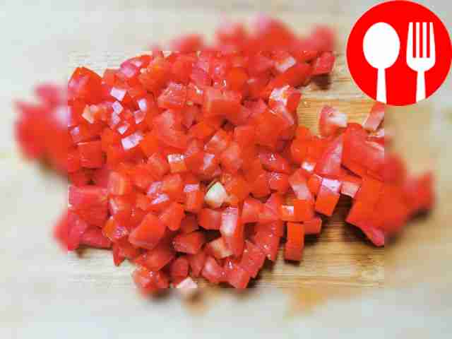 Уложите помидоры плодоножкой вниз на...