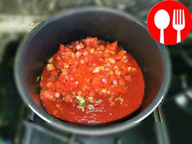 Положите помидоры в сковороду к томатной пасте...