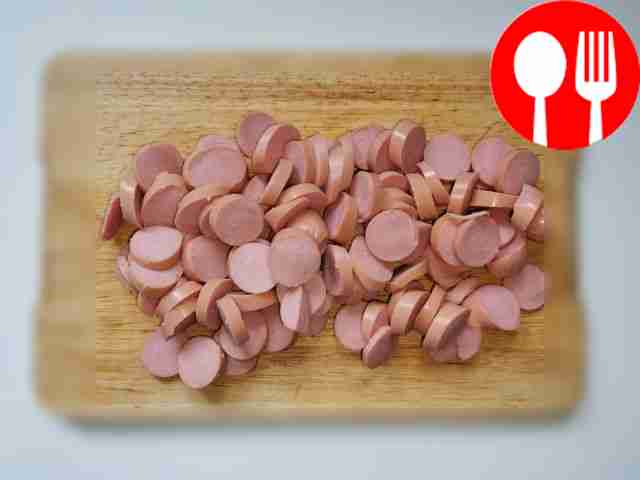 Возьмите сосиски и нарежьте их вдоль на тонкие...