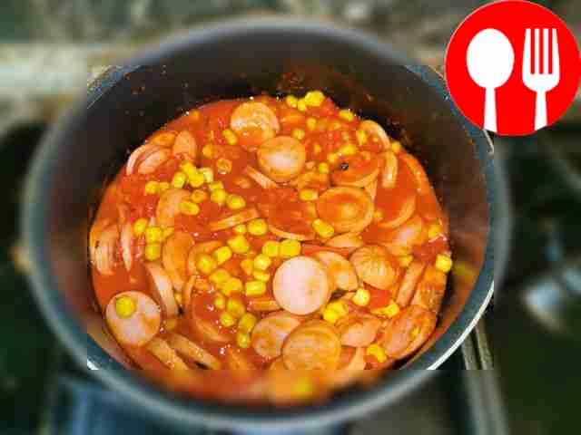 Добавьте в сковороду сосиски и...