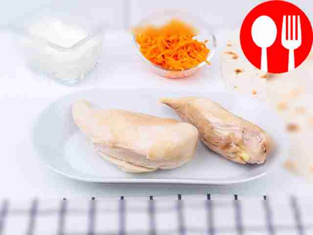 Куриную грудку предварительно сварите и дайте...