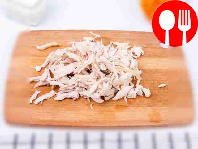 Порежьте отварное куриное филе на кусочки.