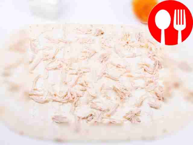 Равномерно распределите творожный сыр по...