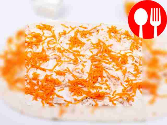 Далее равномерно уложите морковь по-корейски.