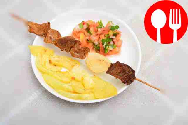 Сальса пико-де-гальо с тыквой и мясом на шампурах