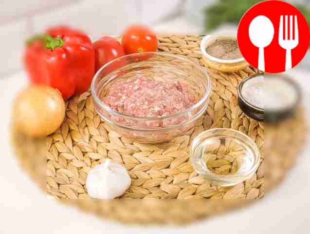 Очистите лук и чеснок. Удалите сердцевину из...