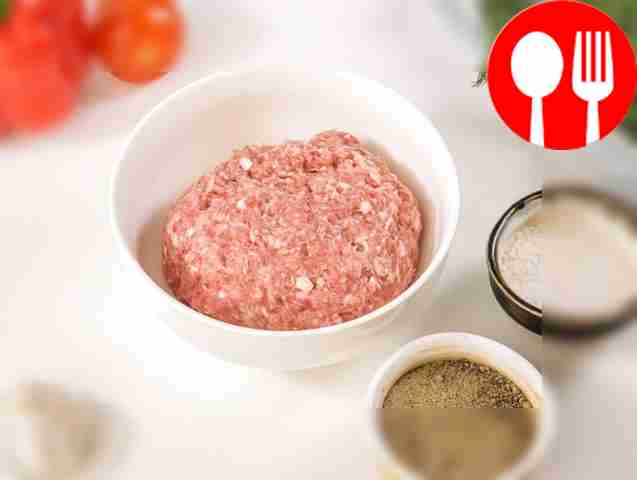 Выложите фарш в глубокую миску. Добавьте пару...