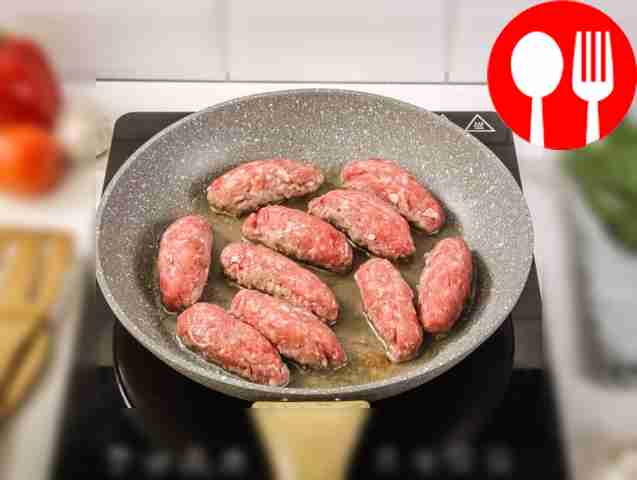 Разогрейте сковороду и добавьте растительное...