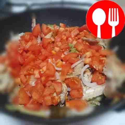 К обжаренным куриным ножкам добавьте сперва...