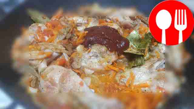 К куриным ножкам с луком и морковью добавьте...