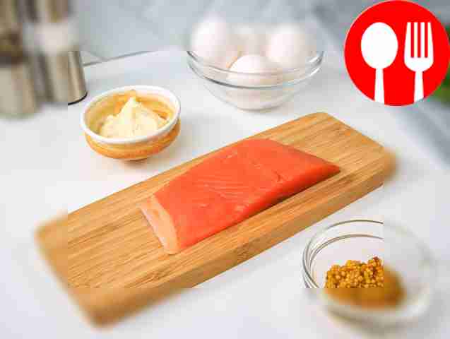 Разделите филе рыбы от кожи, удалите косточки...