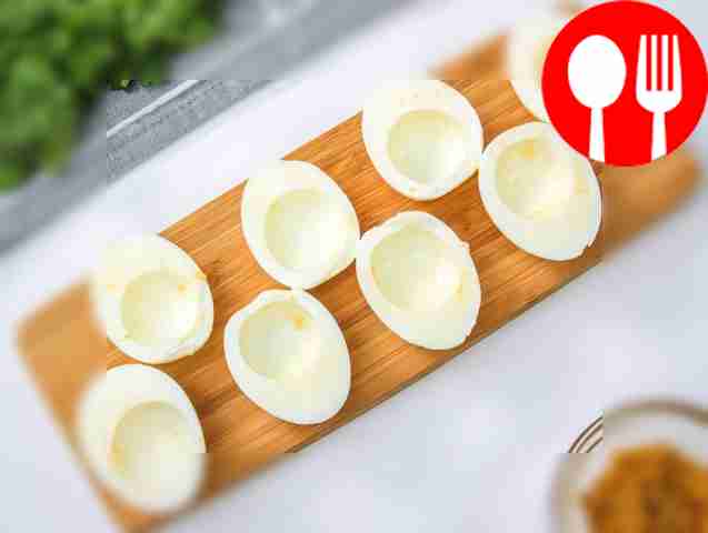 Осторожно разрежьте яйца пополам и отделите желтки.