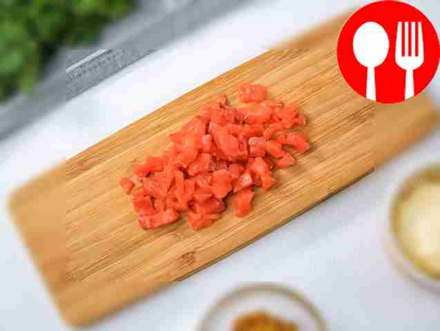 Нарежьте горбушу небольшими кусочками.